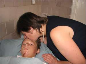 Ліана Онук цілує сина Владислава у Тернопільській обласній дитячій лікарні. Бик переламав хлопчику ребра, однак життєво важливі органи уціліли
