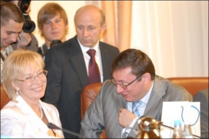 Министр внутренних дел Юрий Луценко шутит с министром труда и социальной политики Людмилой Денисовой перед заседанием правительства
