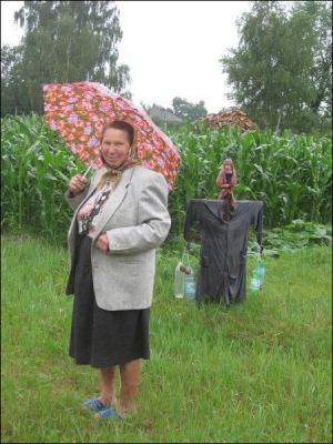 Катерина Заїцька показує одне із семи опудал, які вона поставила на своєму городі в селі Надинівка Козелецького району Чернігівщини. На них жінка поприкручувала пасма свого волосся. Дикі кабани обходять її город 2 роки