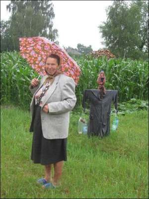 Катерина Заїцька показує одне із семи опудал, які вона поставила на своєму городі в селі Надинівка Козелецького району Чернігівщини. На них жінка поприкручувала пасма свого волосся. Дикі кабани обходять її город 2 роки