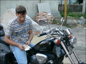 Петр Гамалица из Умани показывает фальшивые деньги, которые ему заплатили за ремонт мотоцикла