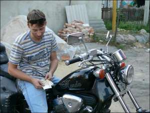 Петро Гамалиця з Умані показує фальшиві гроші, які йому заплатили за ремонт мотоцикла