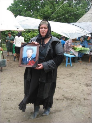 Лидия Сопивник, мать застреленного Василия Сопивника, на второй день после похорон сына. Позволяет сфотографировать ее, но говорить о том, что произошло, не может
