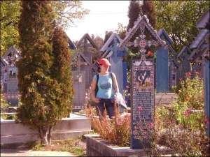 800 цветных надгробий для кладбища румынского поселка Сапанта изготовил местный художник и скульптор Стан Иоанн Патрас