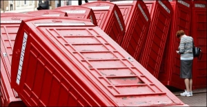 Скульптура ”Поза замовленням” шотландця Девіда Мача, розташована в лондонському районі Кінґстон на Темзі, складається із 12 червоних телефонних будок — одного із символів Великої Британії