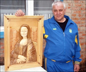 Лохвиччанин Виктор Хоменко показывает деревянную версию ”Моны Лизы”, которую создал в технике интарсия