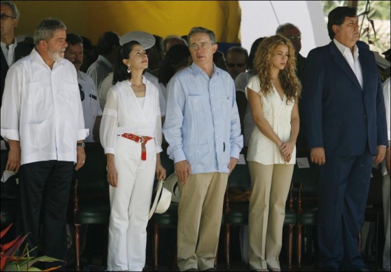 Зліва направо президент Бразилії Лула де Сільва, Ліна Морено і її чоловік президент Колумбії Альваро Урібе, співачка Шакіра і президент Перу Алан Гарсіа