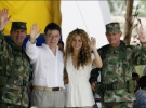 Колумбийский генерал Марио Монтоя, министр обороны Хуан Мануель Сантос, певица Шакира, и Командующий вооруженными силами Колумбии генерал Фредди Падилла де Леон 