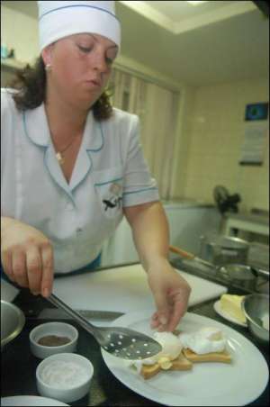 Шеф-повар столичного ресторана ”Хорив” Людмила Руденко выкладывает яйца-пашот на белый хлеб. Чтобы кушанье вышло вкусным, берут лишь свежие яйца, которым не больше четырех дней