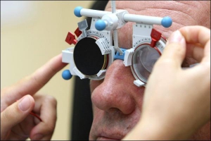 У діагностичному центрі ”Офтальміка” в Харкові офтальмолог перевіряє параметри зору пацієнта
