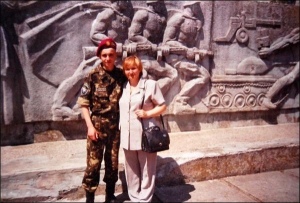 Игорь Терлецкий с матерью Наталией Михайловной в Охтырке Сумской области, где проходил срочную службу в 2004 году