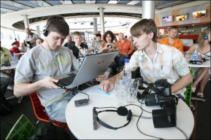 Во время презентации ноутбука ”Лайф” в столичном Ледовом дворце ”Піонер” журналисты смогли оценить скорость мобильного Интернета