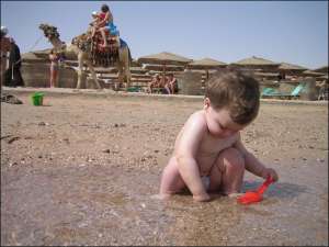 Півторарічний Тарас грається на пляжі готелю ”Макаді Марін” у Єгипті. Дитяче харчування для малюка батьки брали з собою, хоча дитина охоче їла й готельні дієтичні страви. Фото зробили у квітні 2005 року