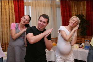 Екатерина Плешкова (крайняя справа) и ее муж Василий танцуют на вечеринке для беременных в ресторане ”Закарпаття” в Ужгороде