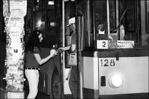 Водитель троллейбусного вагона 128 пускает пассажиров через передние двери. На входе берет по 50 копеек. Троллейбус отправился 14 июля этого года в 23.05 по маршруту №2. Собрал 35 пассажиров