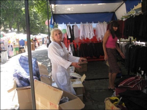 Продавец 35-летняя Ирина (слева) развешивает школьные формы по 120–200 гривен. Палатку поставили на школьном базаре возле ЦУМа в Полтаве