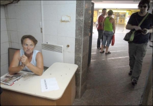 Киевлянин входит с открытым бумажником в мужскую уборную при входе в первую линию ”Глобуса”. Работница туалета Леонида Трубникова (на фото) говорит: клиенты не верят, что услуги сейчас бесплатны