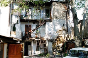 Будинок по провулку Староконний1,6 в Одесі звели у ХІХ столітті. Донедавна у ньому мешкало десять родин