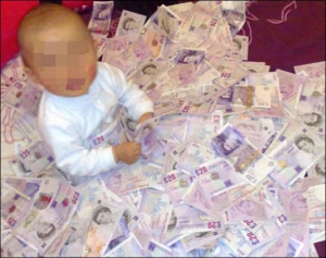 Румынского мошенника Аду Буну выдала фотография его маленького сына в куче денег