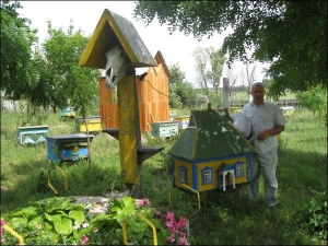 Пчеловод из Полтавы Анатолий Маланчук на опытной пасеке в Чутово возле улья для ”крутых” пчел. Так студенты Полтавской аграрной академии называют улей в форме домика с окнами, крылечком, дверями, съемной крышей
