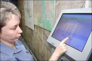 Старший кассир Ольга Москаленко показывает автомат для пополнения бесконтактных проездных, установленный на станции Площадь Льва Толстого