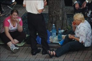 Привезені соцпартією пікетувальники снідають біля Кабінету Міністрів