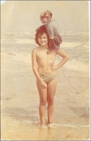 Олена Даровська з мавпочкою Джуді на березі Азовського моря в місті Генічеськ на Херсонщині. Тоді вона вперше поїхала на море. 1979 рік