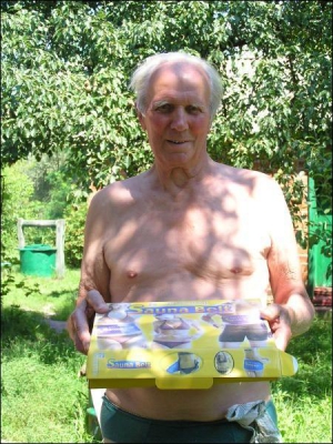 Житель Кобеляк Іван Савченко показує апарат для схуднення, який йому продали за 150 гривень. Жінки запевняли, що ним можна вилікувати остеохондроз