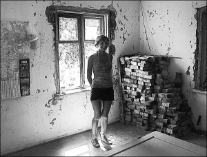 Світлана Северин у єдиному вцілілому будинку в селі Легейди Шишацького району показує купу цегли. Її планують використати на ремонт