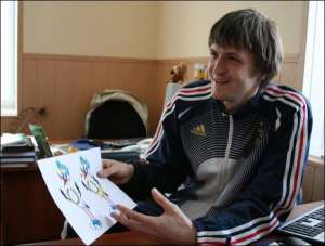 Полтавчанин Вадим Яковенко показывает аистов, которых нарисовал для Олимпийской сборной Украины. За это ему дали путевку в музей ”Кока-колы” в Атланте, США. Посетил его в прошлом году весной