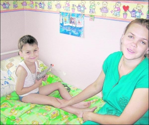 Винничанка Оксана Сопотницкая с сыном Алексеем в палате детской больницы. Мальчика должны выписать на следующей неделе