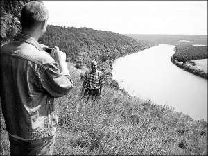 Туристы фотографируются возле Днестровского каньона на Тернопольщине. Он пересекает три района области