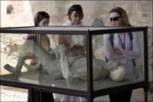 Туристы рассматривают мумию из древнеримского города Помпеи. Благодаря 6-метровому слою вулканического пепла город за две тысячи лет не изменился