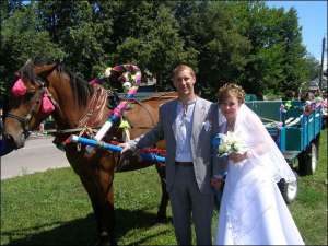 Ігор і Юлія Коваленки одружуються в райцентрі Липова Долина на Сумщині. До місцевого раЦсу приїхали кіньми