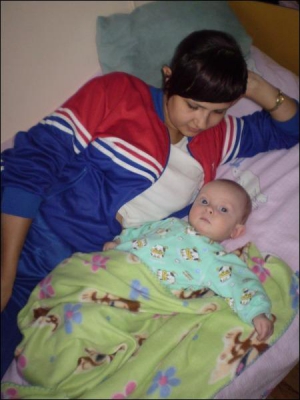 23-річна Лілія Поглід із тримісячним сином Юрієм у палаті неврологічного відділення Тернопільської обласної дитячої лікарні