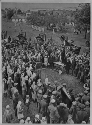 На общих собраниях в колхозе под Киевом идет обсуждение сбора урожая, середина 1930-х