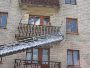 Півгодини хлопчики просиділи на балконі. Вони плакали і кликали на допомогу. Рятувальники розбили вікно і відкрили двері балкона