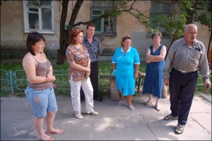 Мешканці гуртожитку по вулиці Баренбойма, 9 у Києві 22 липня не пішли на роботу. Стали на захист Олени Чужми (друга зліва), яку хочуть виселити судові виконавці