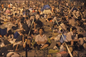 Люди чекають своєї черги купити квитки на олімпій-ські змагання в касі Національ-ного стадіону в Пекіні 25 липня 2008 року