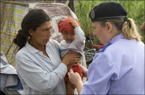 Сотрудница итальянской полиции фиксирует данные румынской цыганки близ Рима. В Италии в настоящее время проживает больше двух миллионов ром