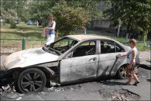 ”Мерседес”, спалений невідомими у дворі будинку №13 на вулиці  Малиновського на Оболоні