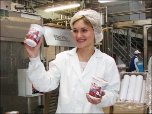 Оператор розливу миколаївського підприємства ”Лакталіс-Україна” Ірина Костиркіна показує йогурти, які тут виготовляють. У жоден із одинадцяти сортів продукції консервантів не додають