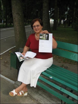 С клиентами Людмила Фирсова встречается в сквере возле Винницкого медуниверситета. ”В парке с клиентами общаться проще ”, — объясняет сваха. Там предлагает пару, жениха или невесту. В картотеке женщины более тысячи человек