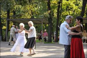 Пожилые киевляне танцуют в среду вечером в Гидропарке