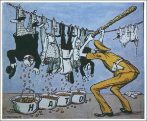 Американський агресор вибиває гроші з європейських багатіїв на потреби НАТО. Карикатура Кукриніксів, 1979 рік