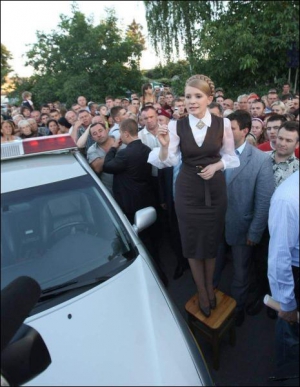 Чтобы ее было лучше видно, премьер-министр Юлия Тимошенко стала на стул