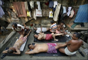 Двухнедельные оздоровительные туры в Индию европейские турфирмы продают по цене от 2,5 тысяч долларов. Клиентам обещают ”ведический” массаж. Такой практикуют йоги. В индийском городе Калькутта, на берегу Ганга работают уличные массажисты. За часовой масса