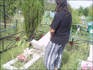 17-річний різнороб Костянтин показує, як трощив могили на кладовищі в Луганську