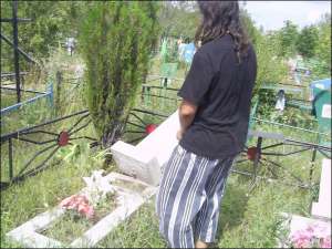 17-летний разнорабочий Константин показывает, как крушил могилы на кладбище в Луганске