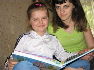 Надія Коляса з донечкою Вікторією вдома у Тернополі переглядають альбом